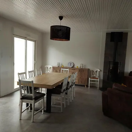 Maison Familiale Avec Piscine 800 M De Luzeronde Holiday home